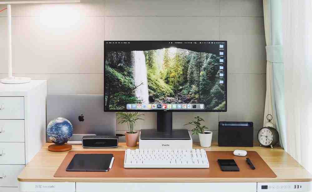 silver imac on brown wooden desk