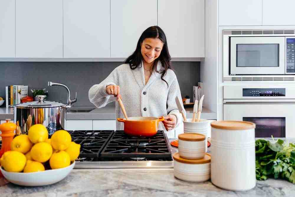 在厨房里做饭的女人